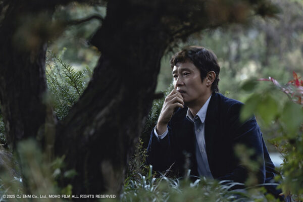 映画『しあわせな選択』を日本の著名人も絶賛！パク・チャヌク作品でも笑って大丈夫！芸歴35年のイ・ビョンホンが初めて見せるコミカル演技、“かっこいい”を脱ぎ捨てた姿を捉えた本編映像が到着！